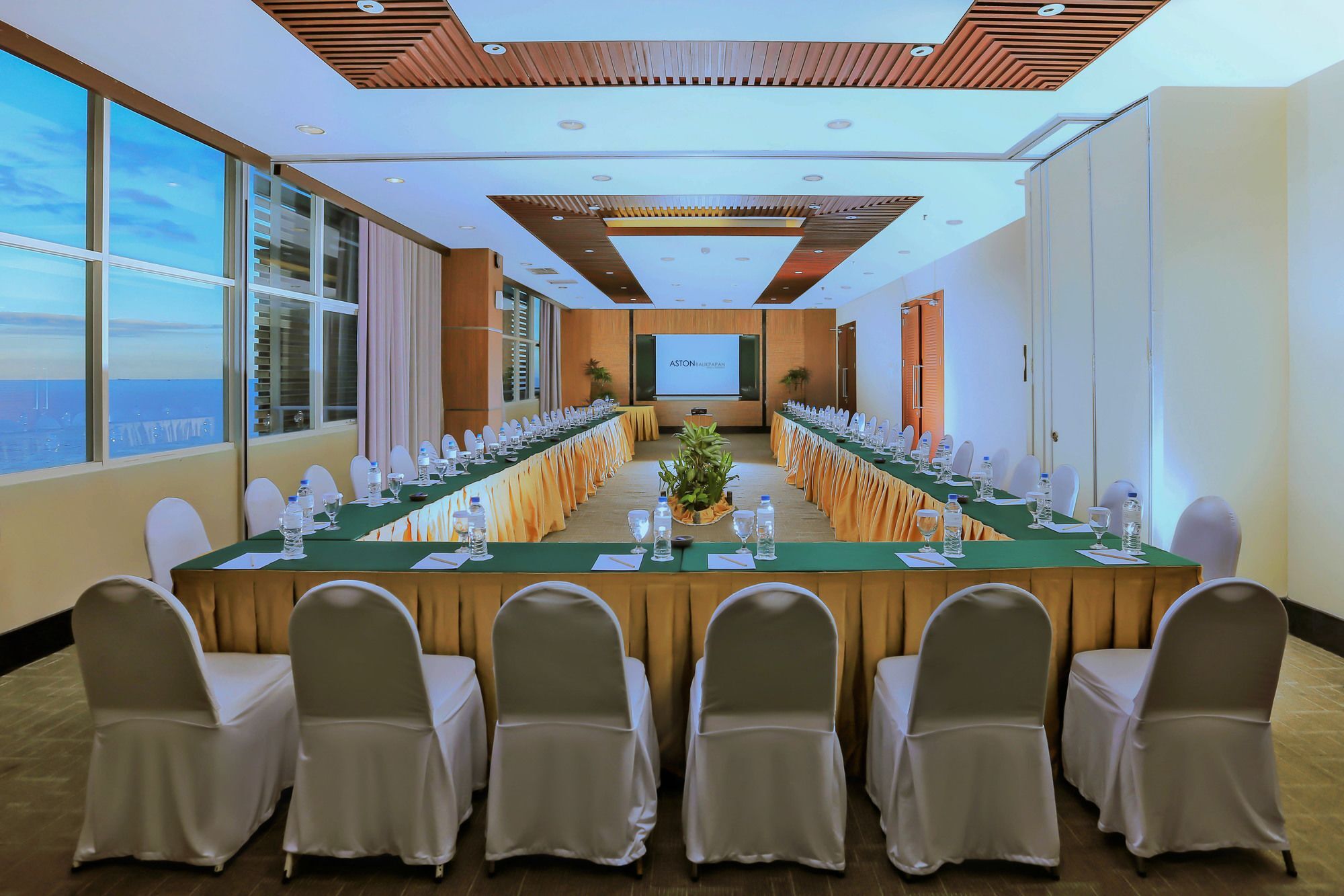 Golden Tulip Balikpapan Hotel & Suites Exteriör bild