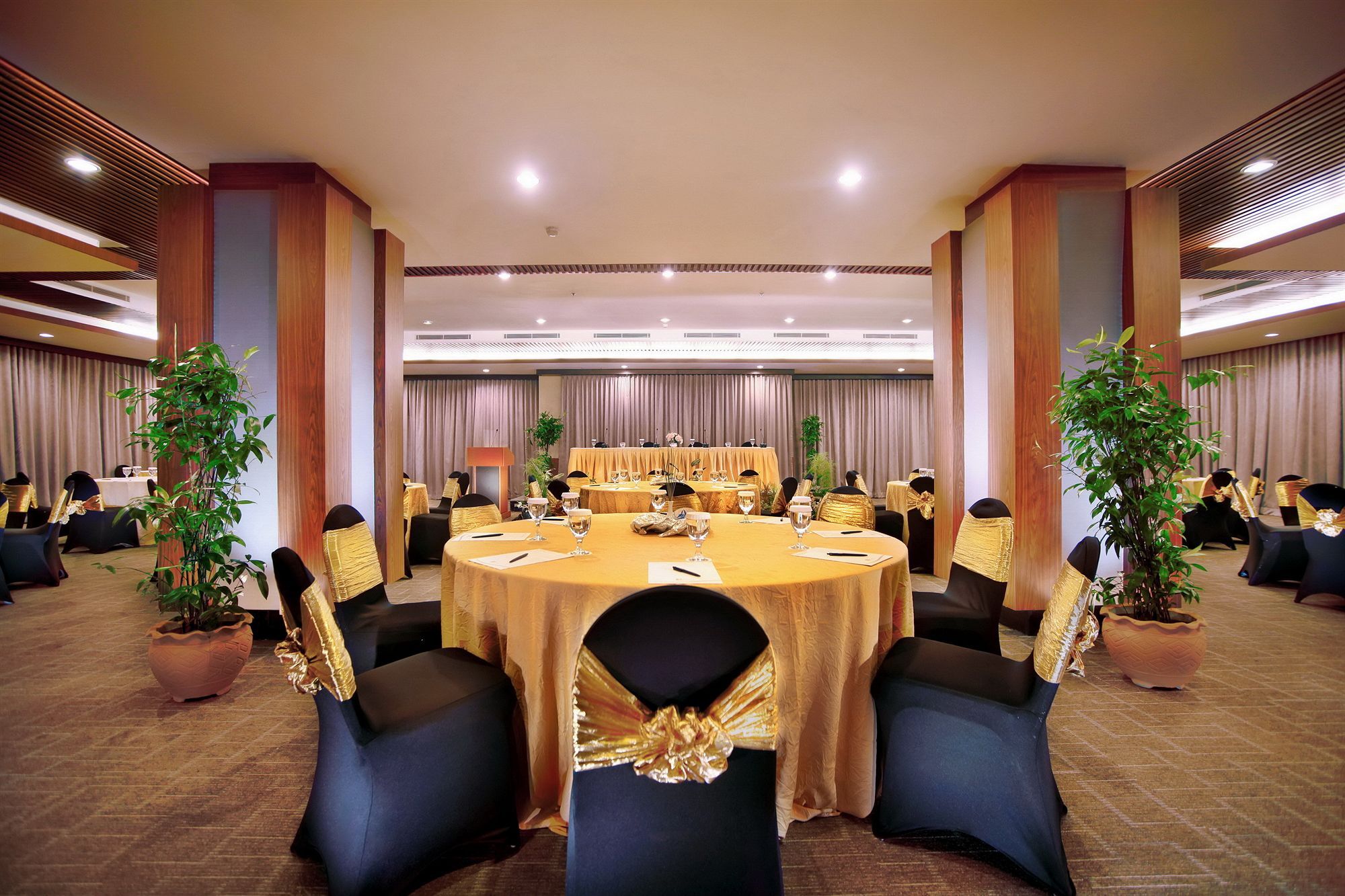 Golden Tulip Balikpapan Hotel & Suites Exteriör bild